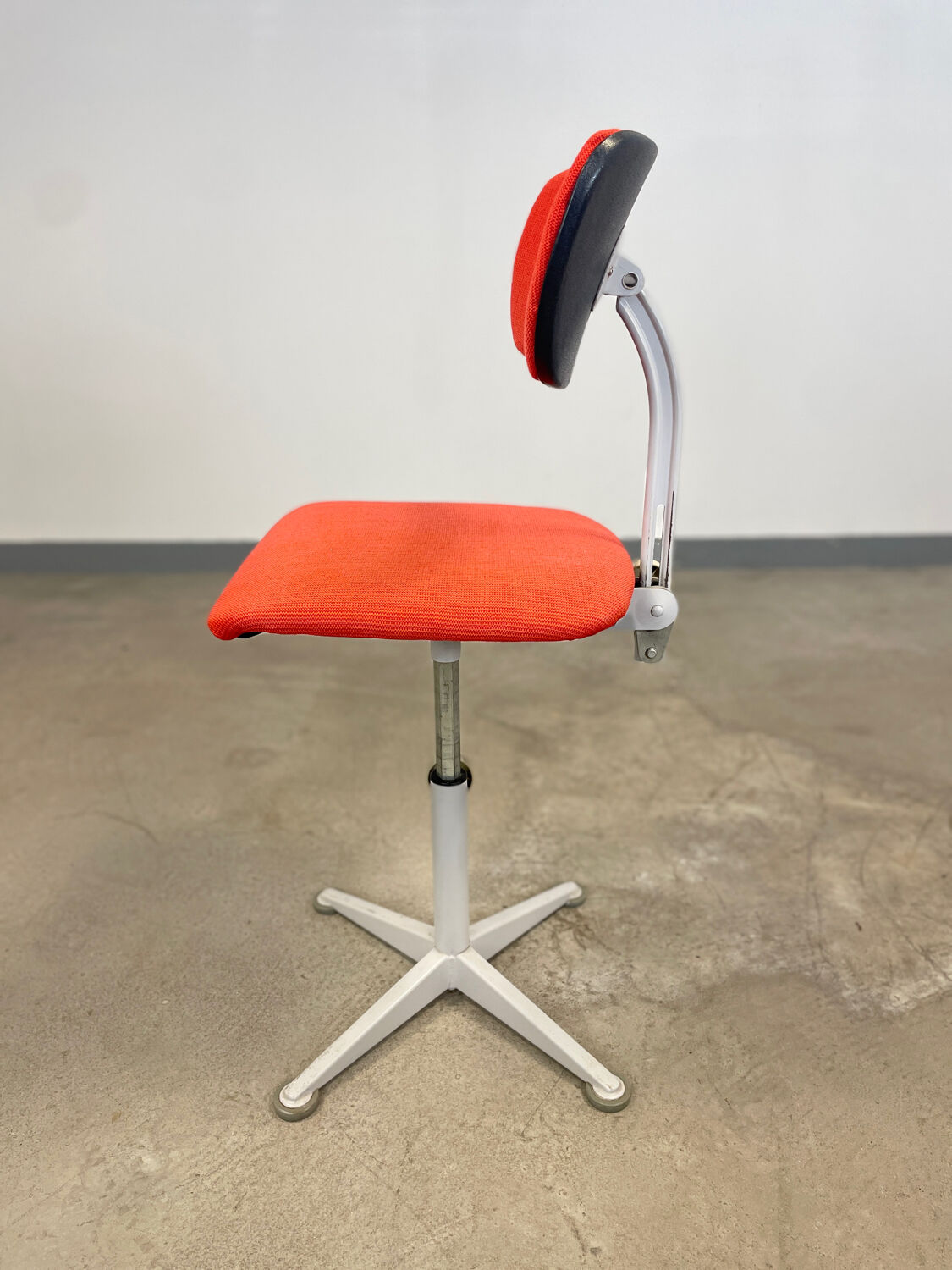 Adjustable desk chair