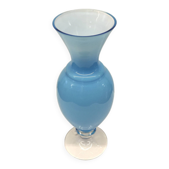 Vase en opaline bleu