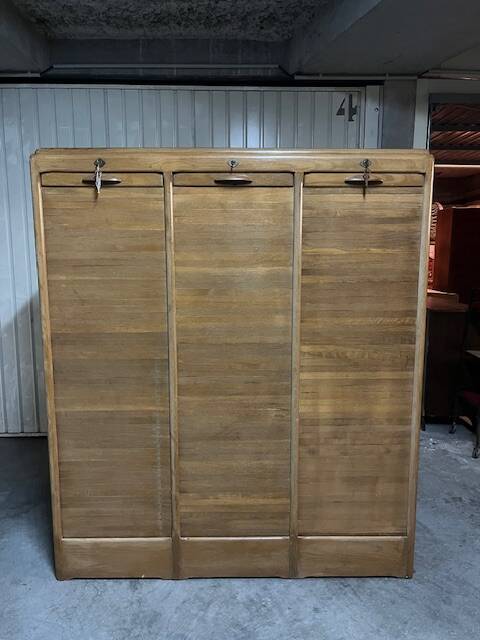 Curtain cabinet
