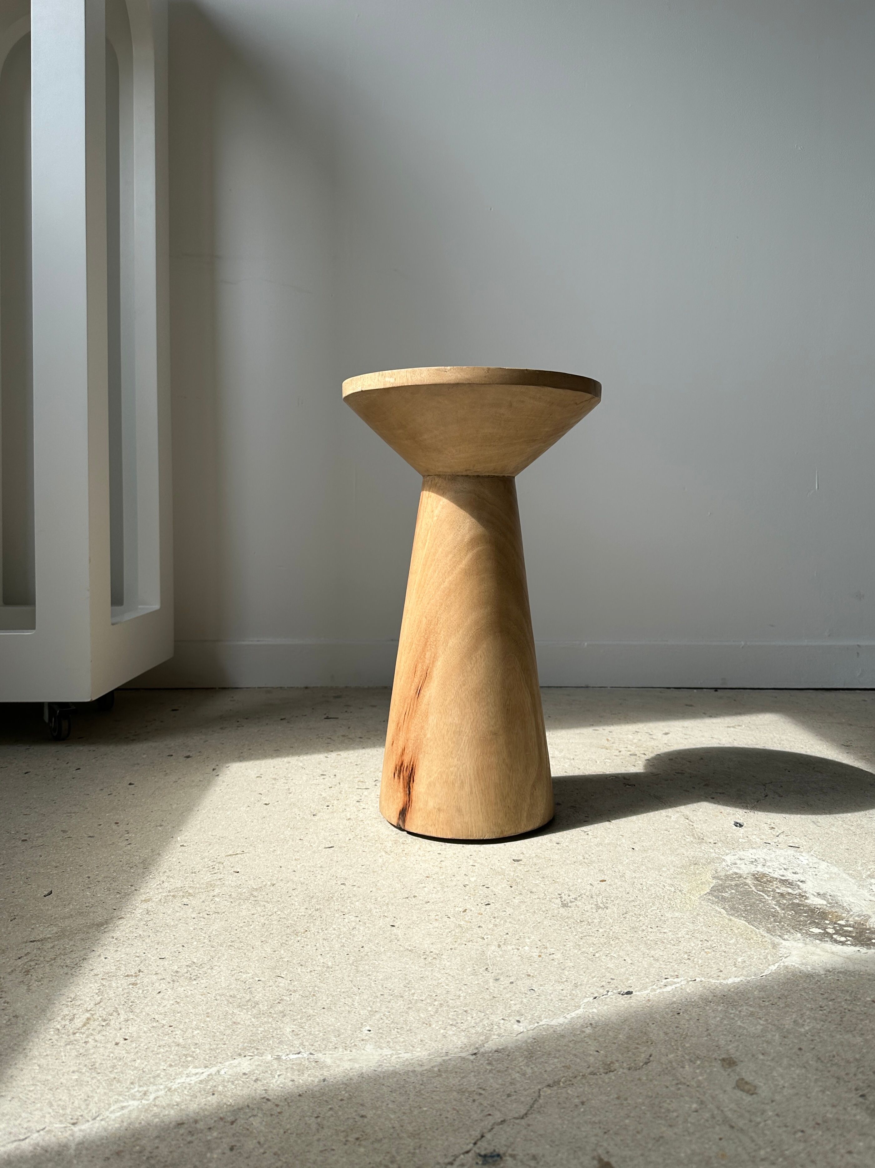 Side table, end of sofa in natural mango monoxyl conical tray H:50cm