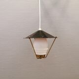 Lampe suspendue danoise des années 50-60 en laiton, métal et avec abat-jour en verre blanc laiteux.
