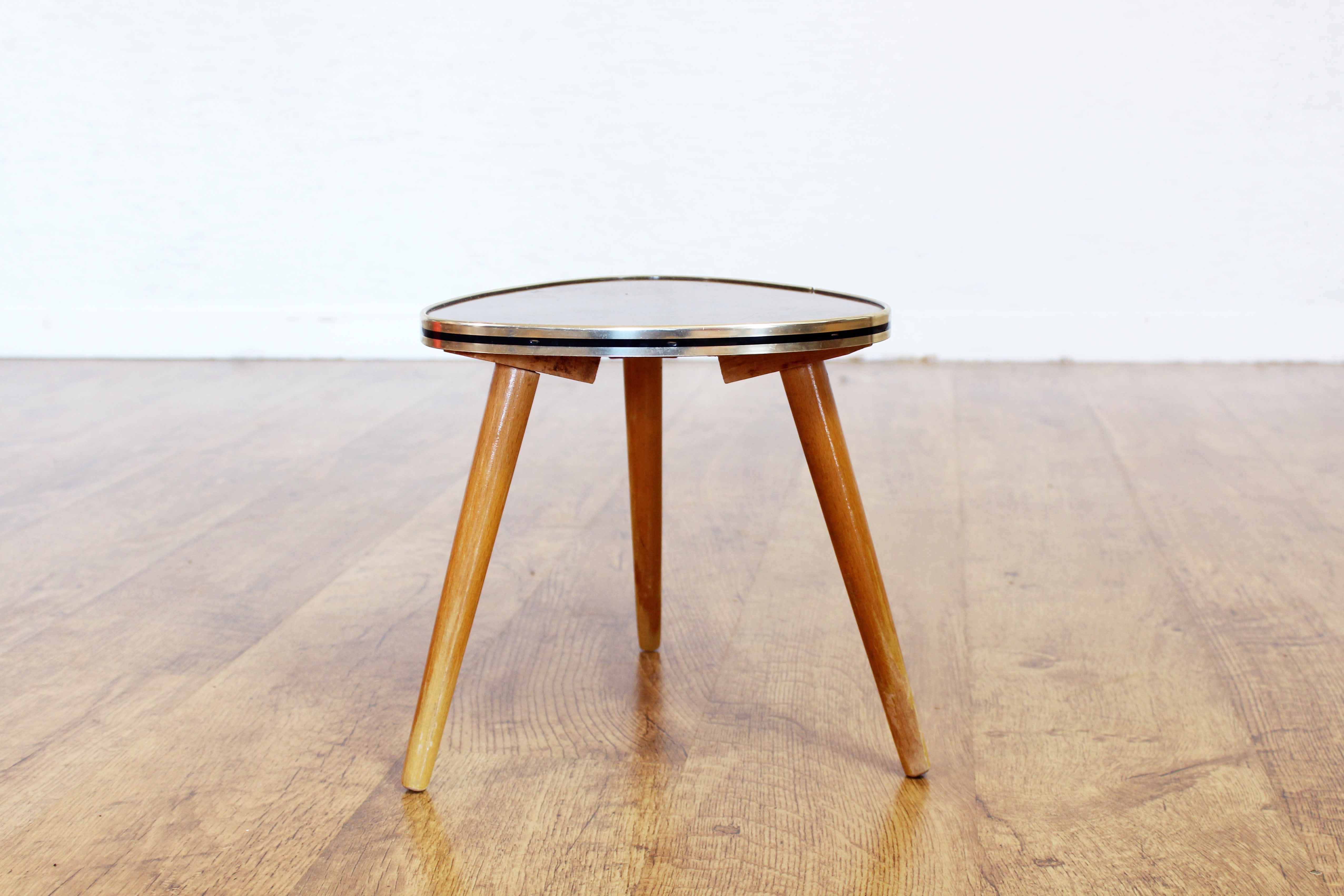 Tripod pedestal tableformica