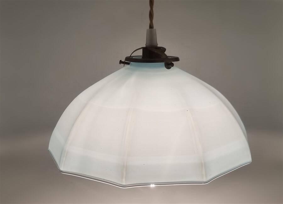 Suspension in opaline