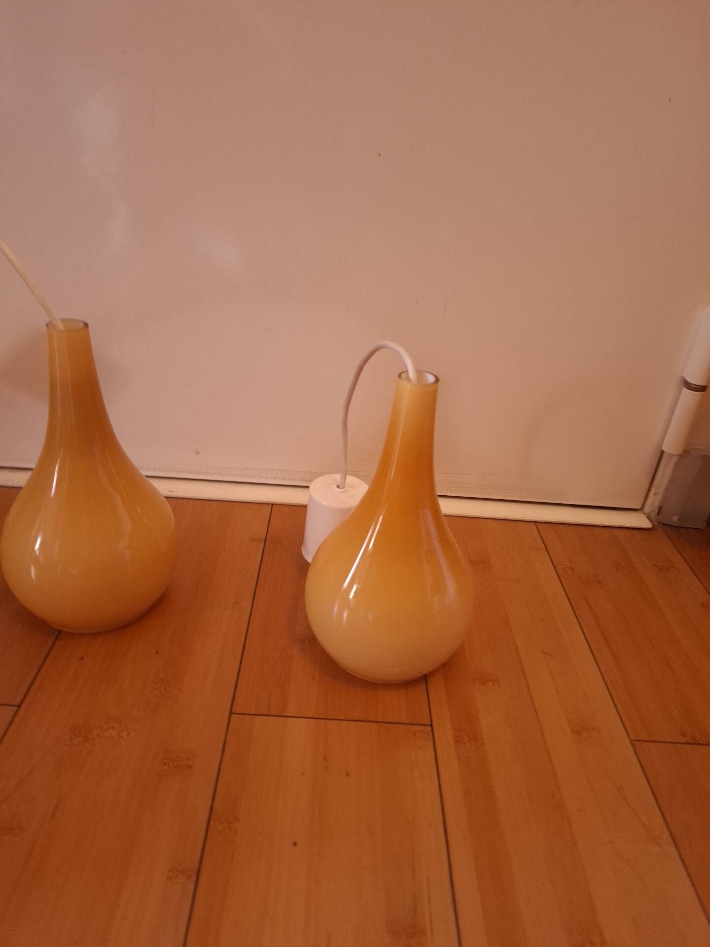 Suspension in opaline water droplet