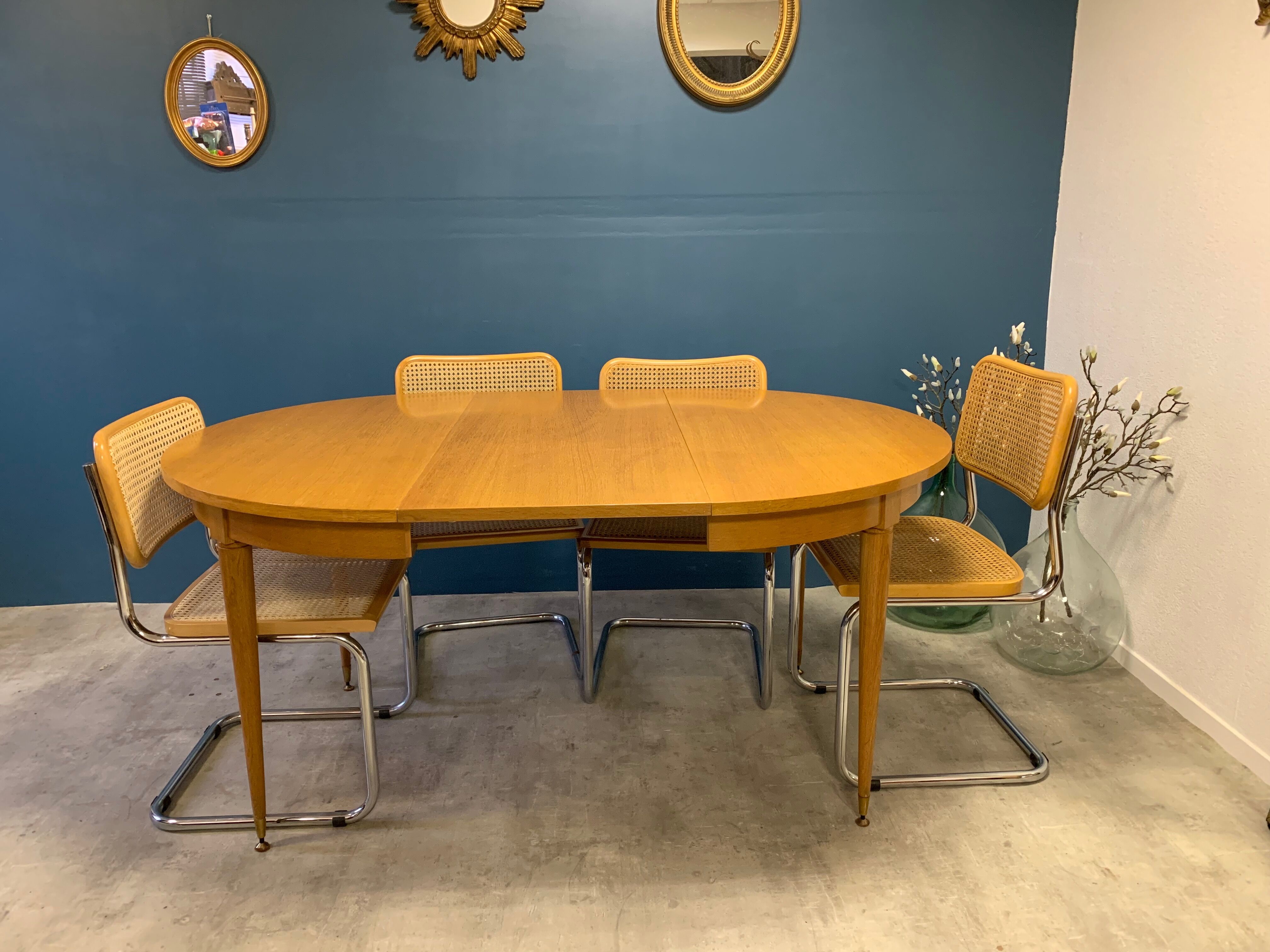 Expandable roundtable