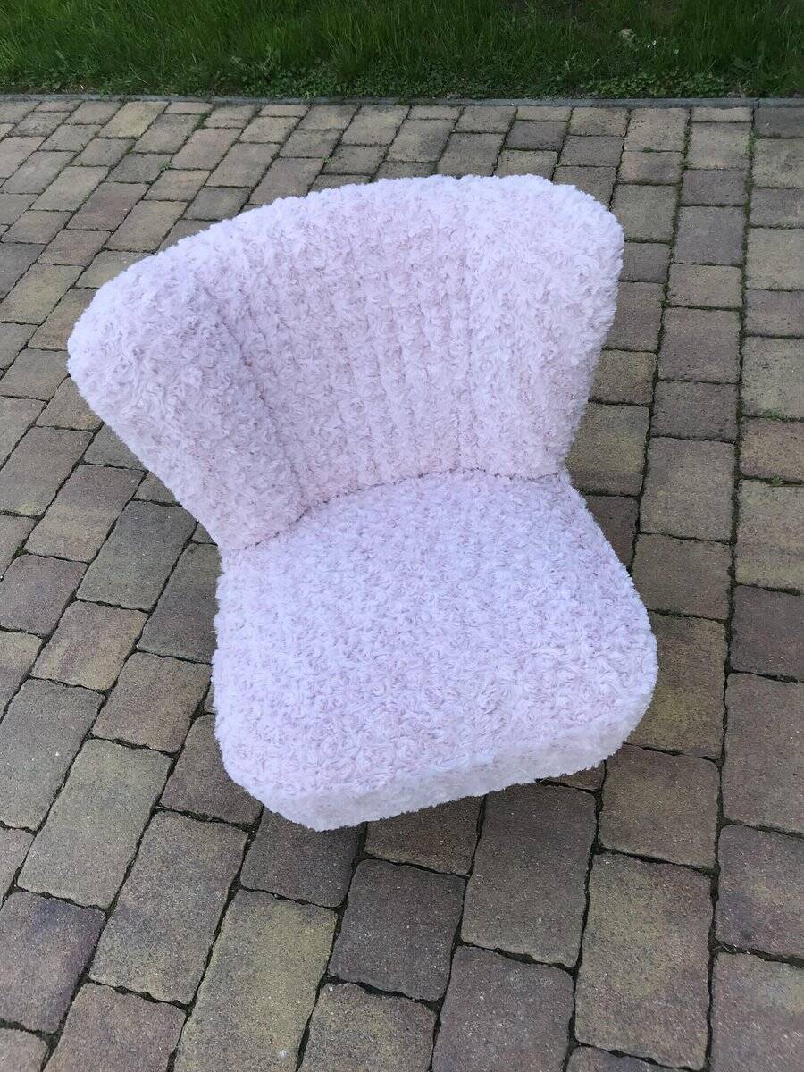 Mid-century cocktail chair in pink faux fur, solid beech legs, vintage style.