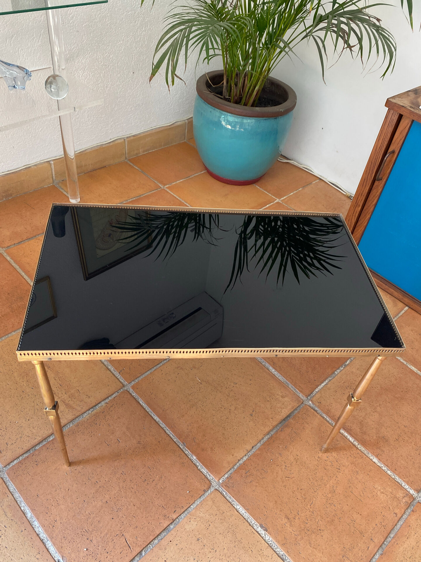Table basse en laiton massif et plateau en verre noir