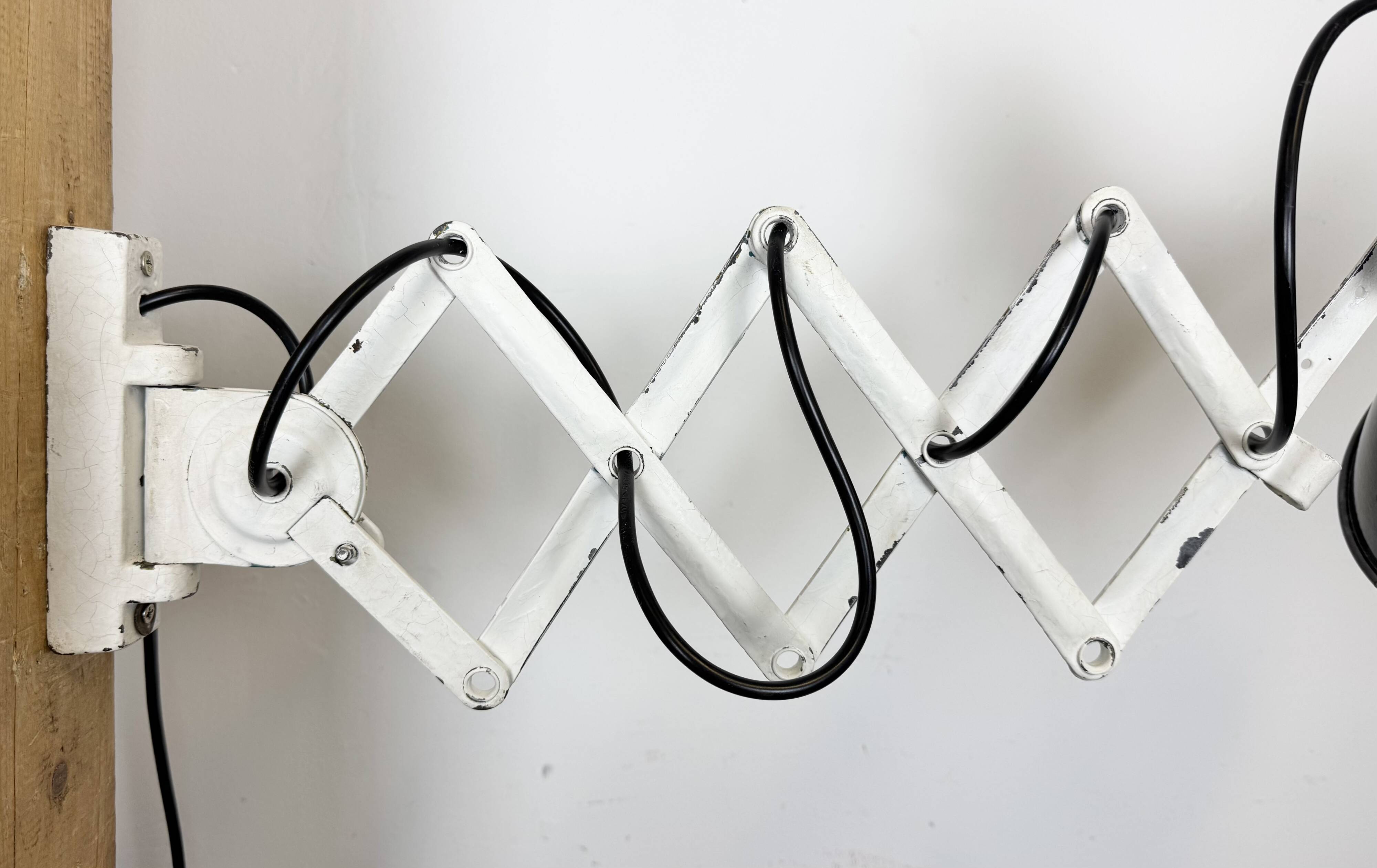Lampe murale à ciseaux en émail noir industriel, années 1950