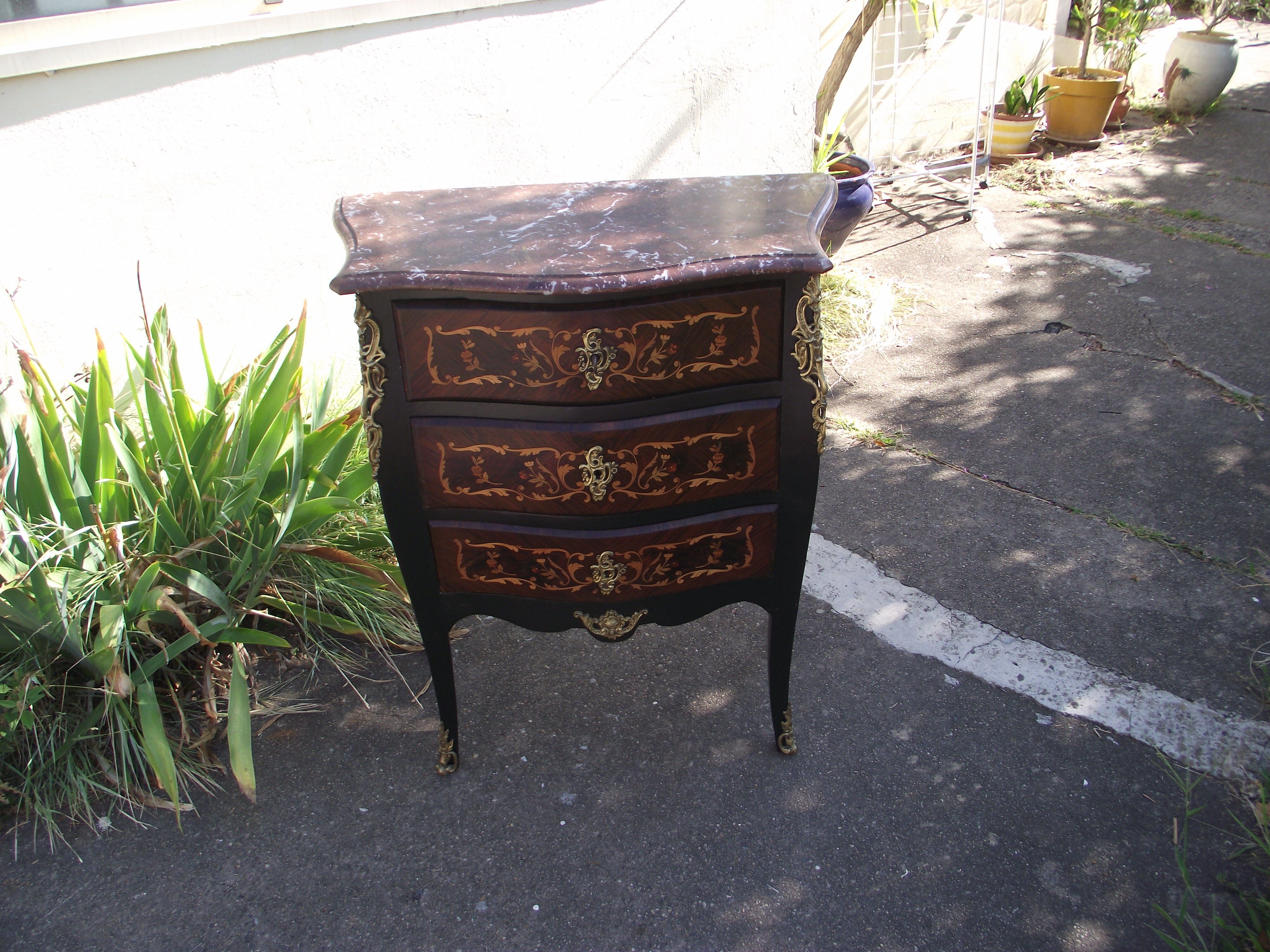 Chest of drawers between two Louis XV style late 19th early 20th.