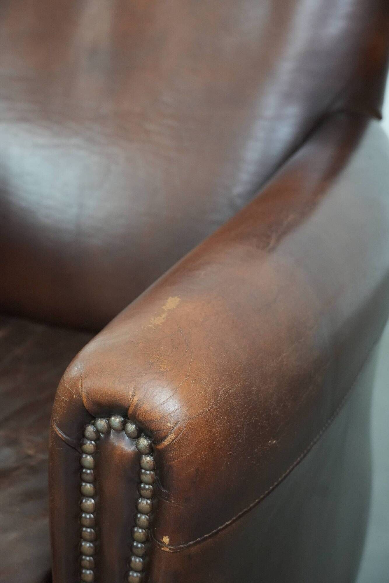 Ensemble de deux fauteuils en cuir de mouton vintage au caractère marqué.