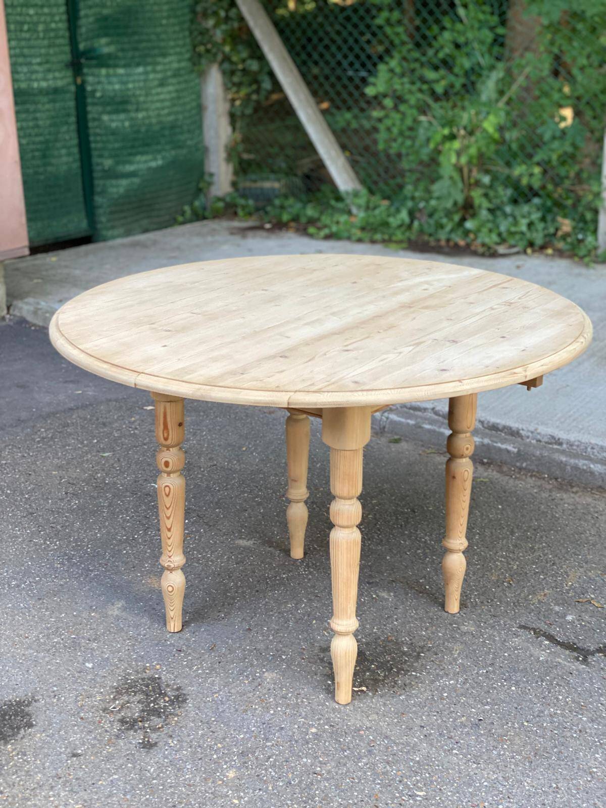 Interior's extendable round dining table with shutters, renovated in solid wood, 15