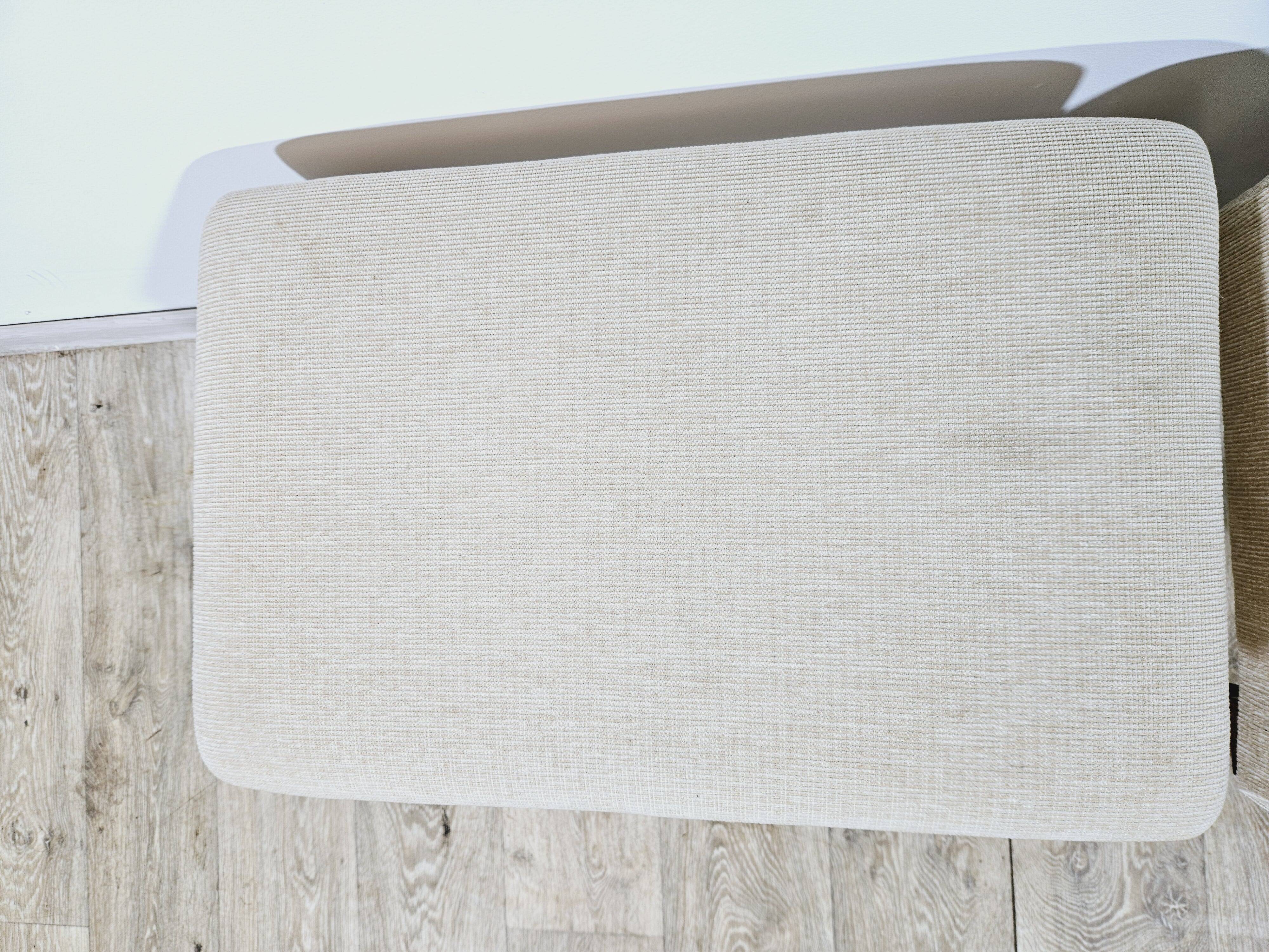 Paire de poufs/stools rembourrés anglais du 19ème siècle.