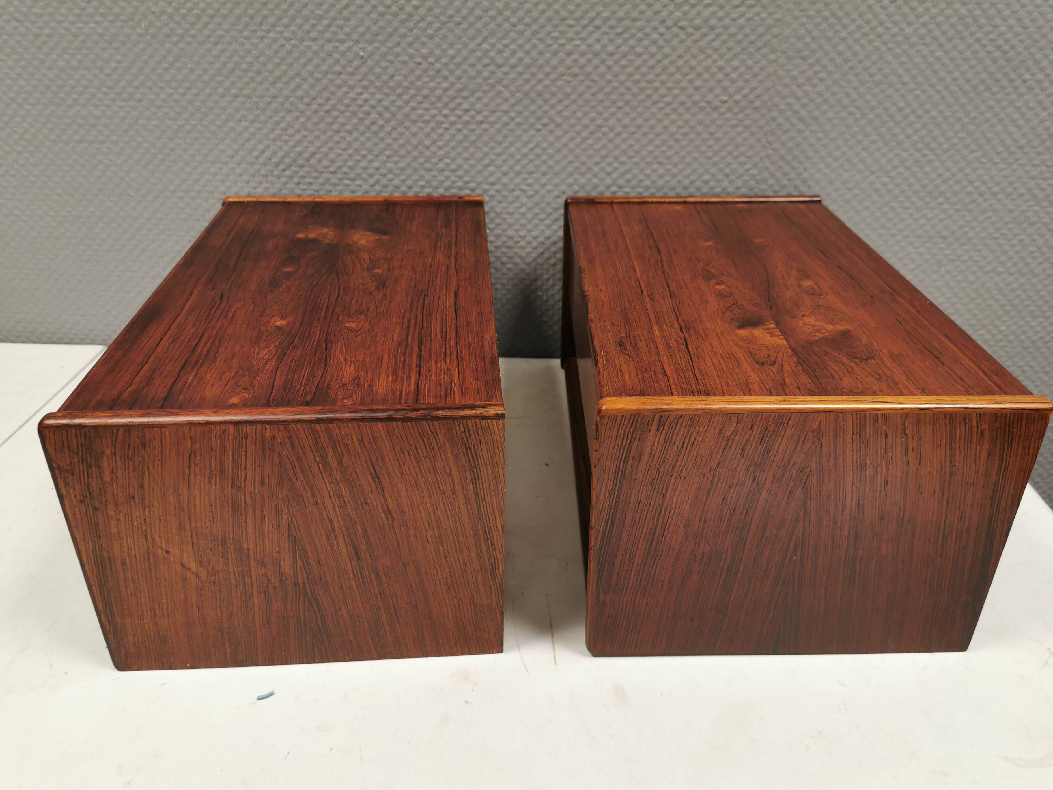 Tables de chevet murales en palissandre. Danoises et des années 1960-70.