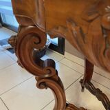 Pedestal table