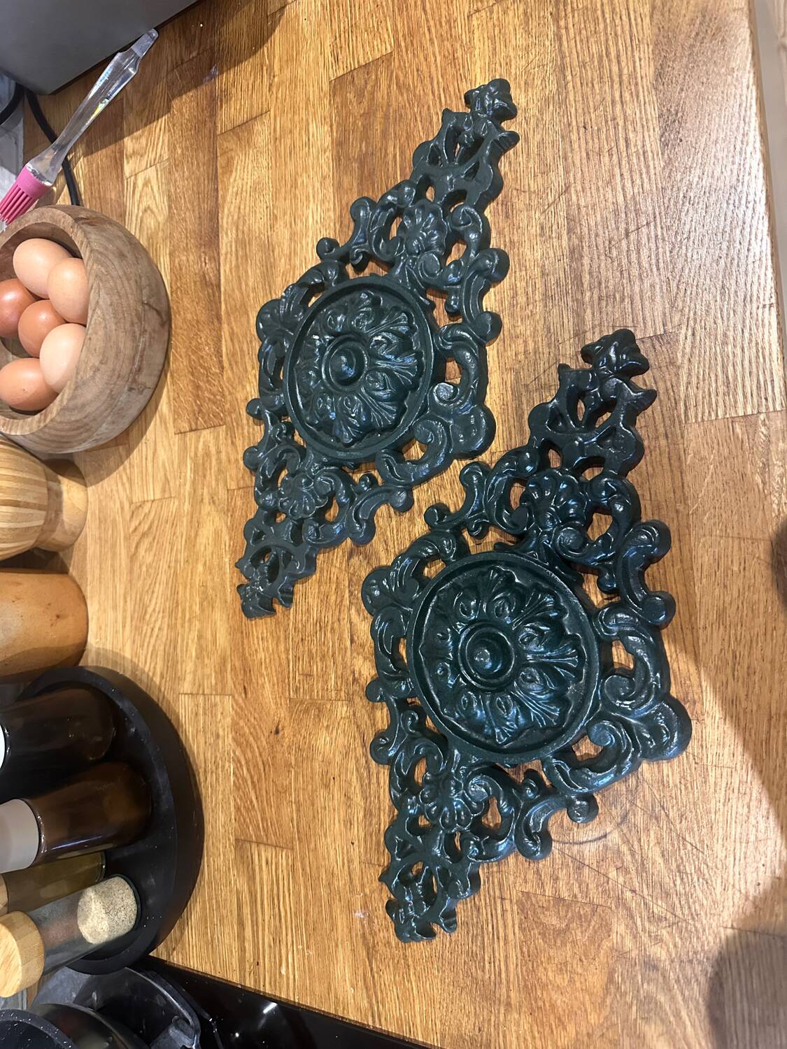 Set of 2 decorative cast iron rosettes