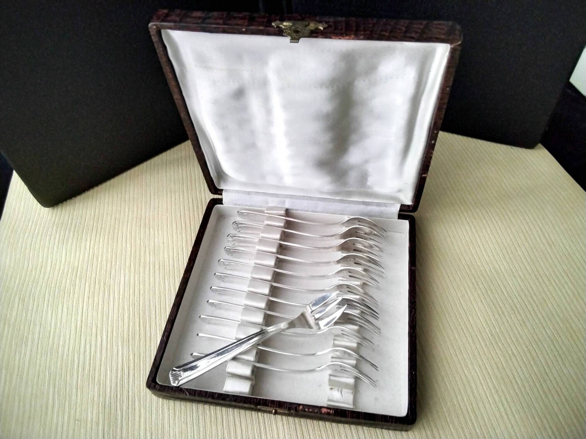 Box of 12 18 G silver-plated oyster forks