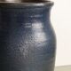 Vase bleu en céramique signé