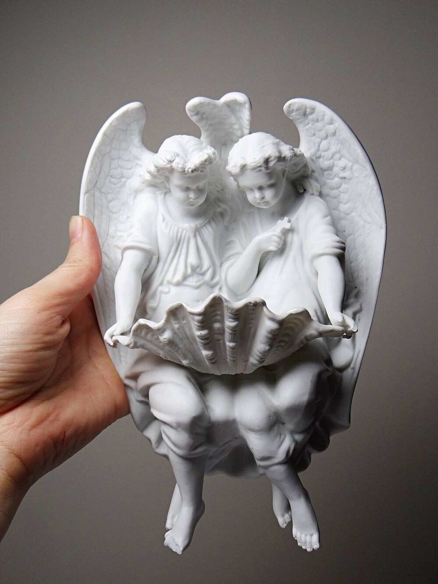 Basin in fine porcelain decorated with 2 angels, Germany 1900-1930