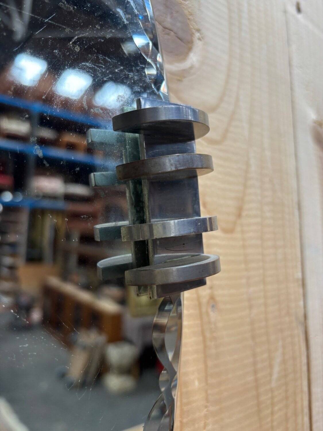 Round Art Deco mirror from the 1940s/50s with a bevelled edge.