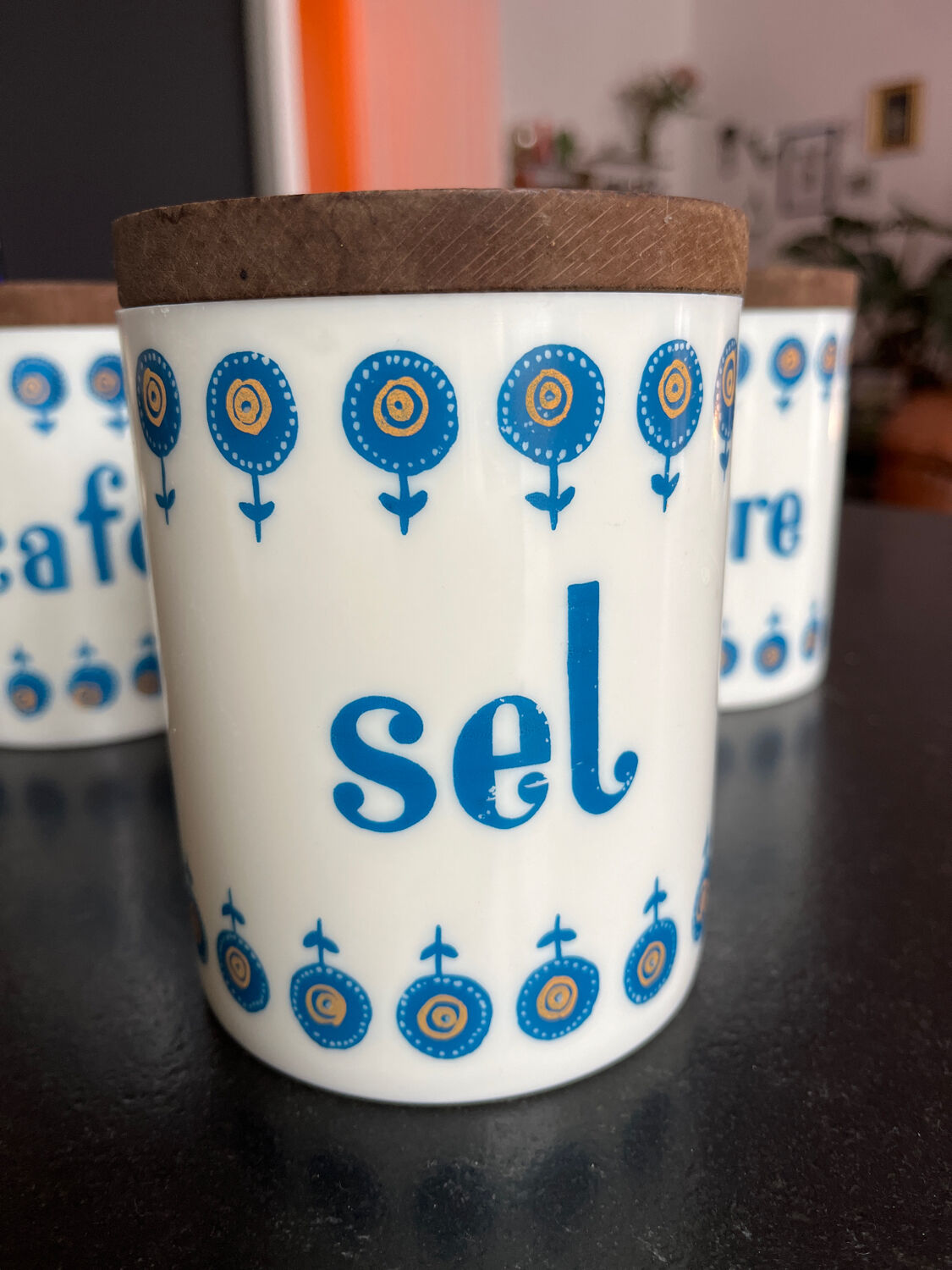 Grosfillex plastic spice pot