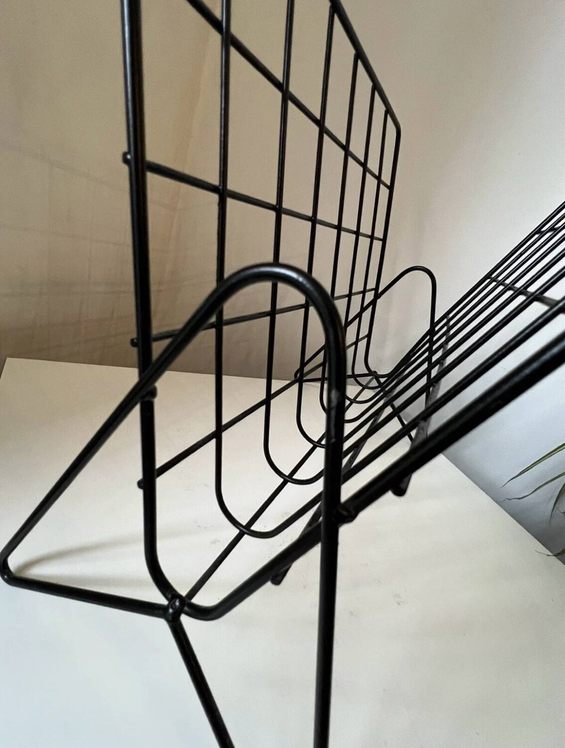 Black metal vinyl magazine rack design