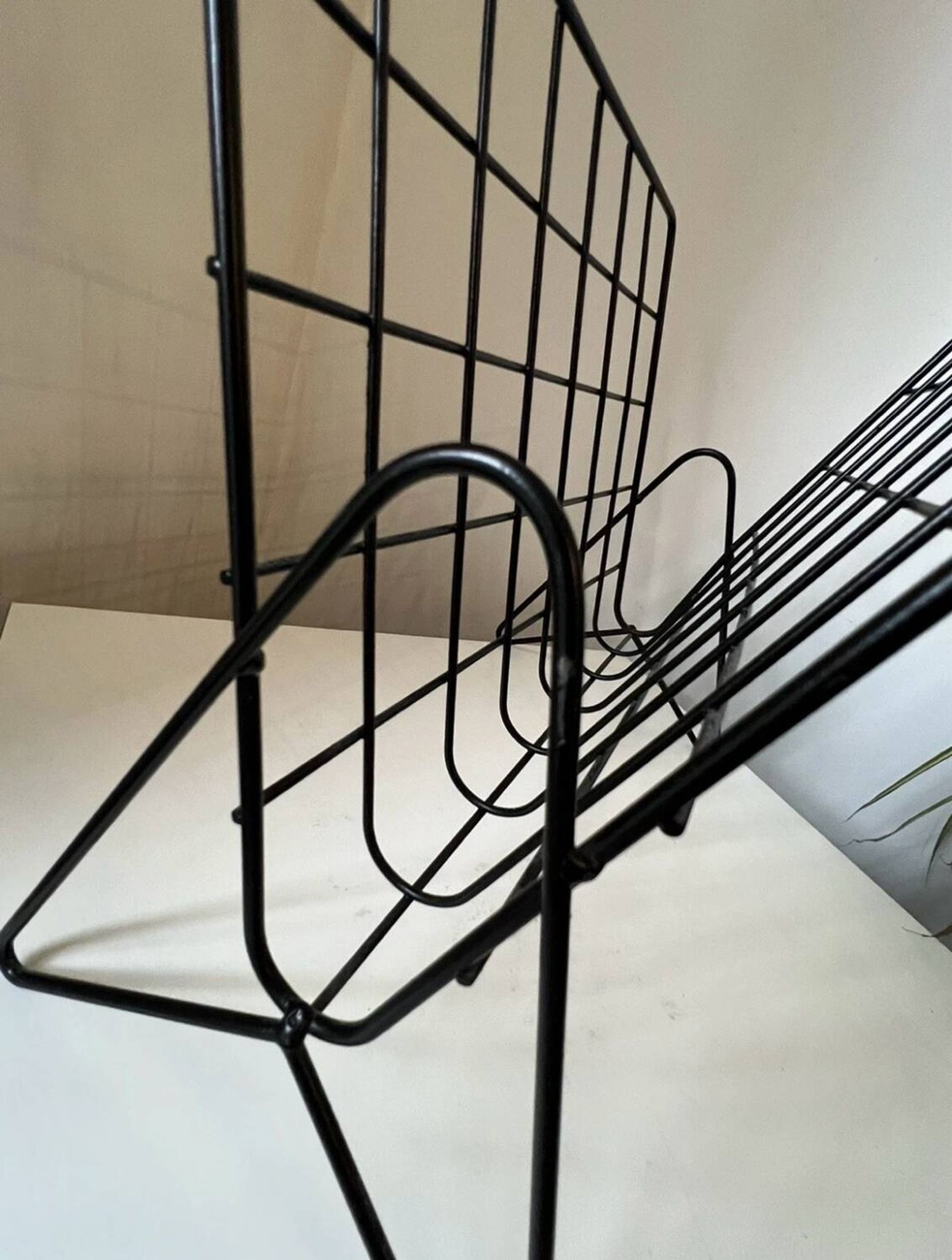 Black metal vinyl magazine rack design