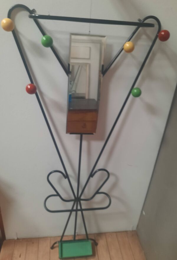 Porte manteau mural sur pied à boules de couleur