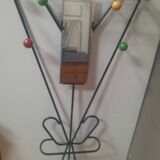 Porte manteau mural sur pied à boules de couleur