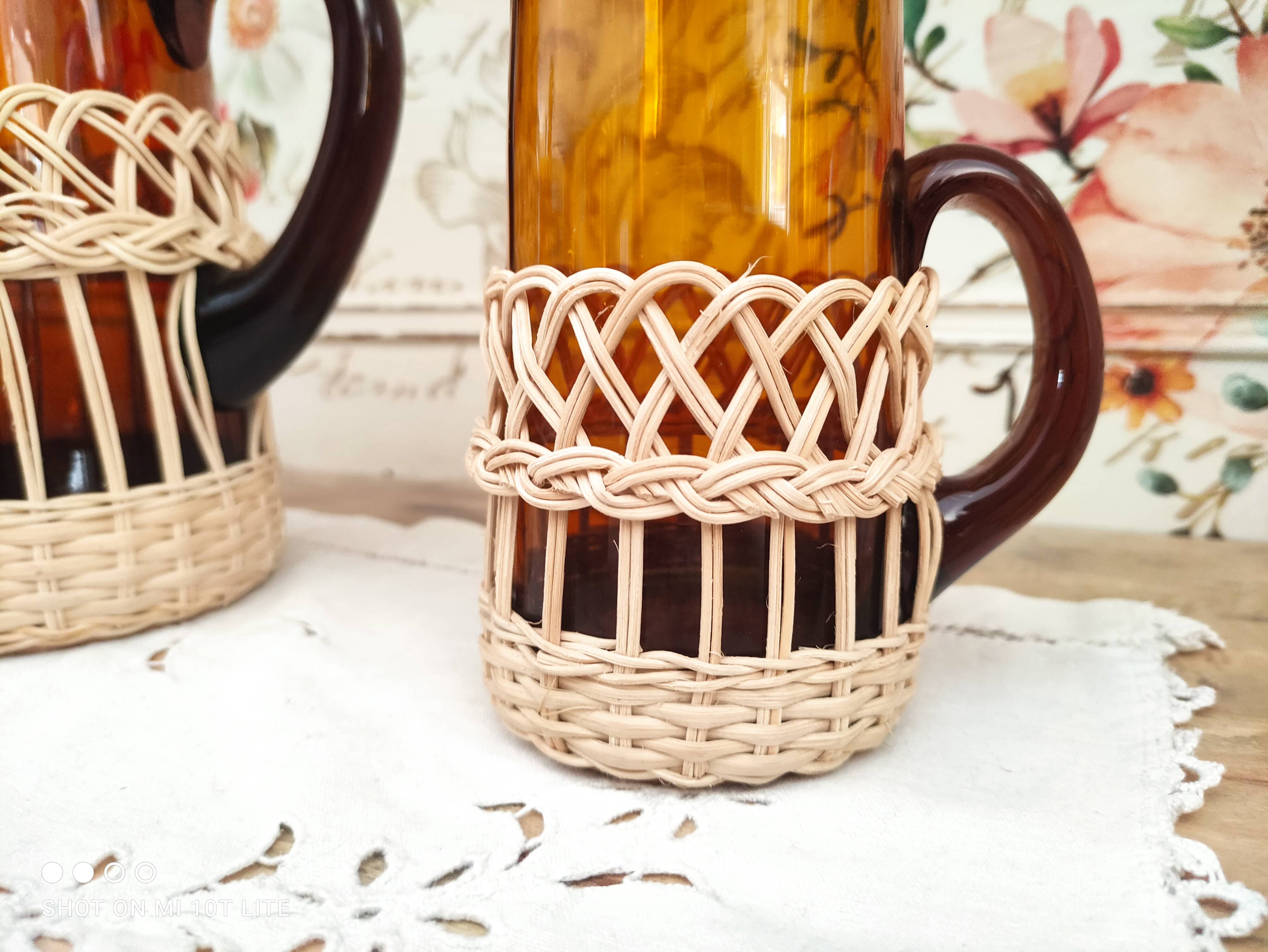 Service à citronnade 7 pièces vintage en verre ambré avec anse et contour en osier tressé