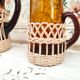 Service à citronnade 7 pièces vintage en verre ambré avec anse et contour en osier tressé