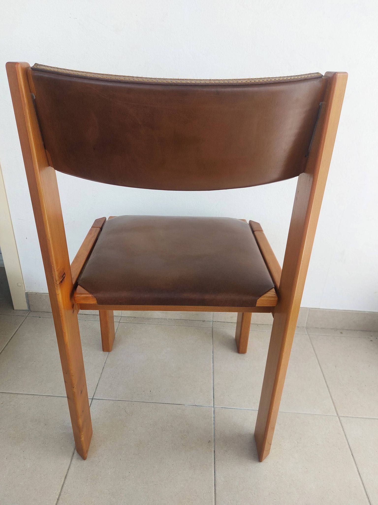 Suite de 6 chaises Luigi Gorgoni – Roche Bobois – Orme massif & Cuir – Vint