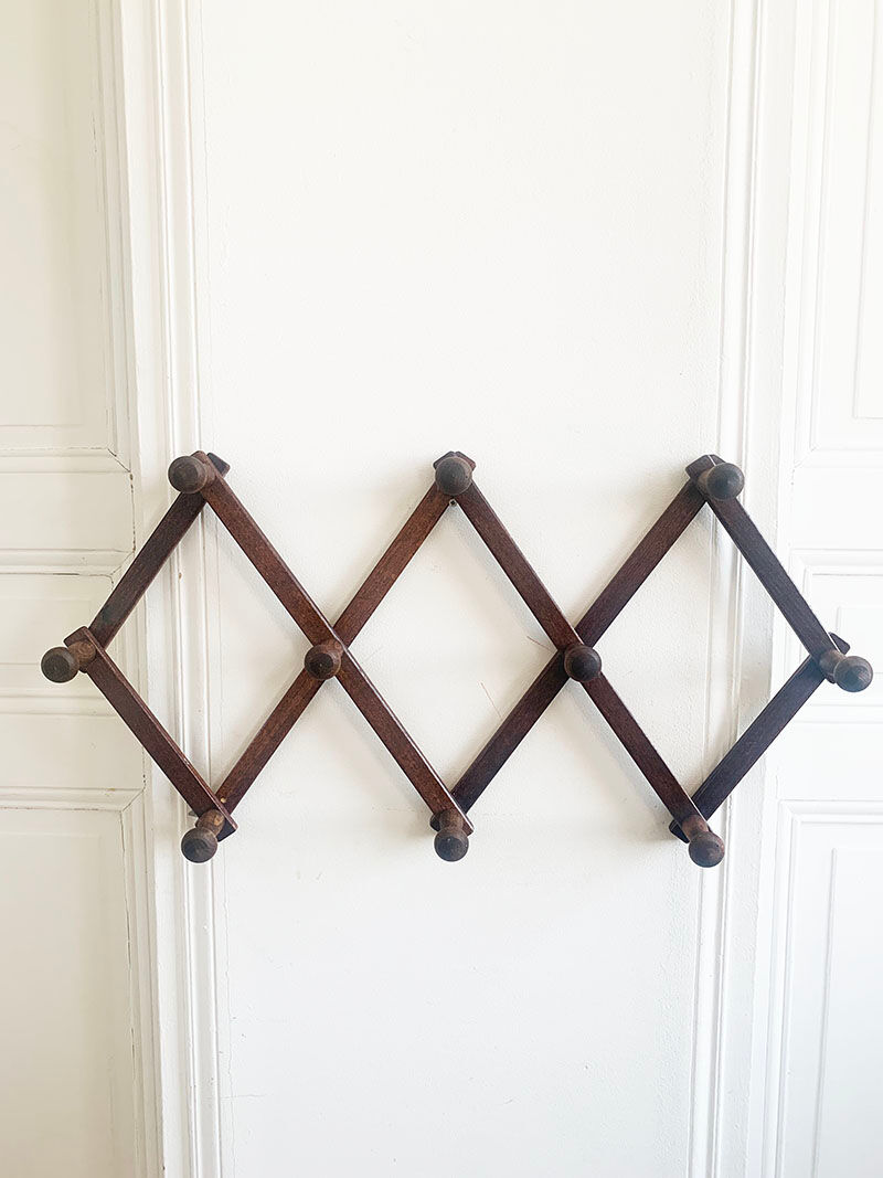 Extendable coat rack