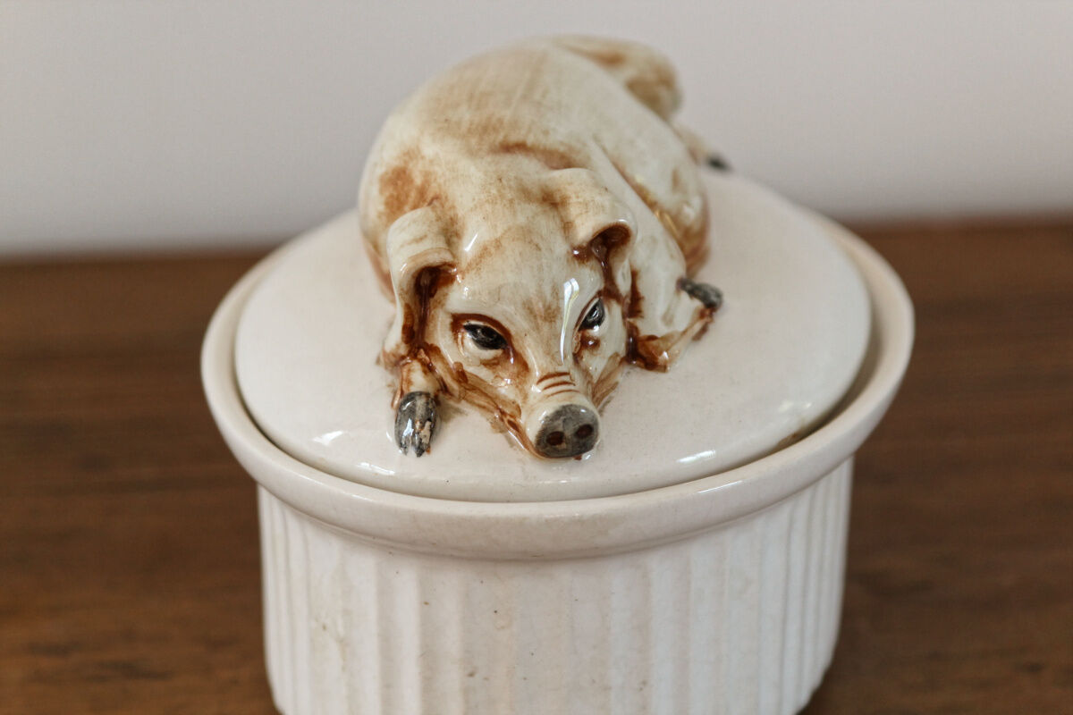Terrine in faience, pig shape