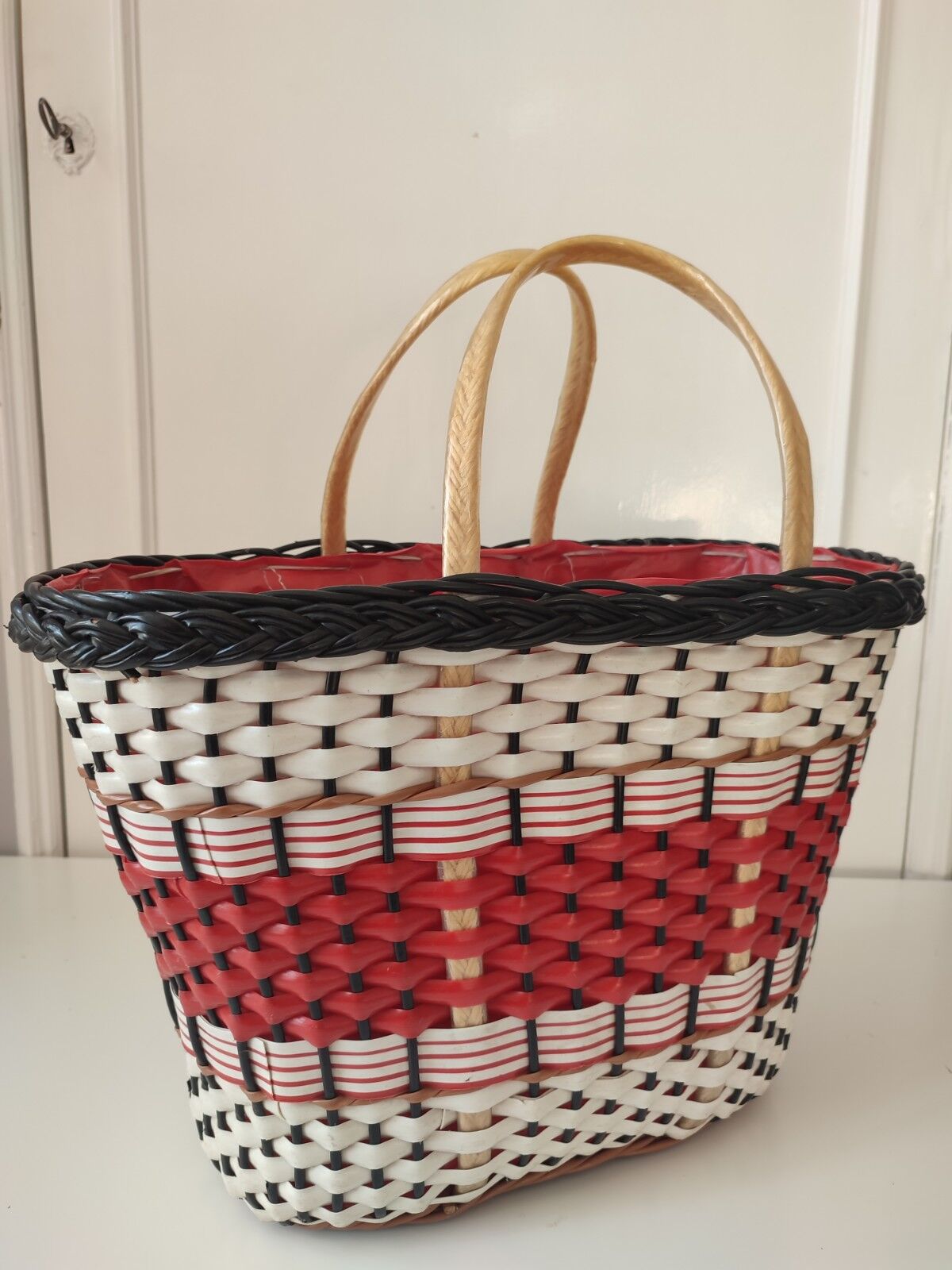 Vintage scoubidou basket