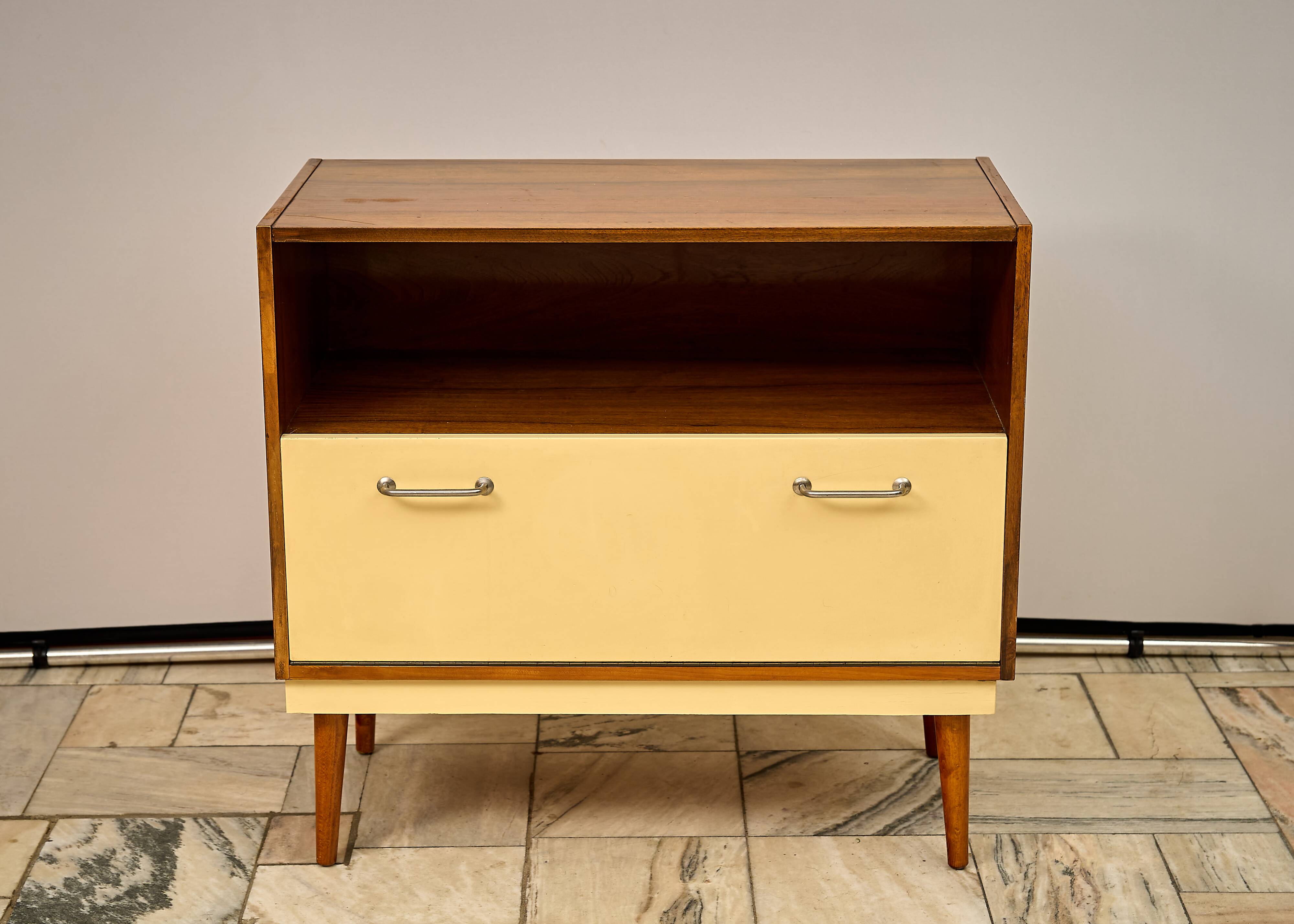 Vitrine du milieu du siècle des années 1960, Tchécoslovaquie