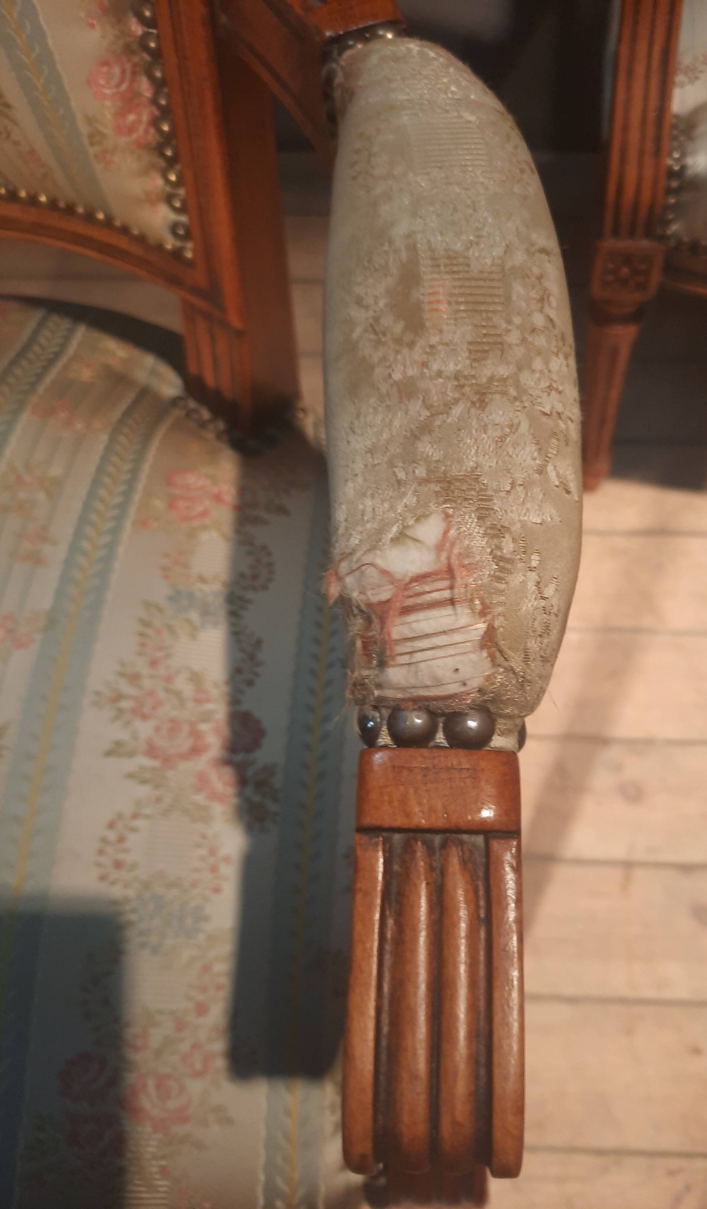 Paire de fauteuil tapissés style Louis XVI