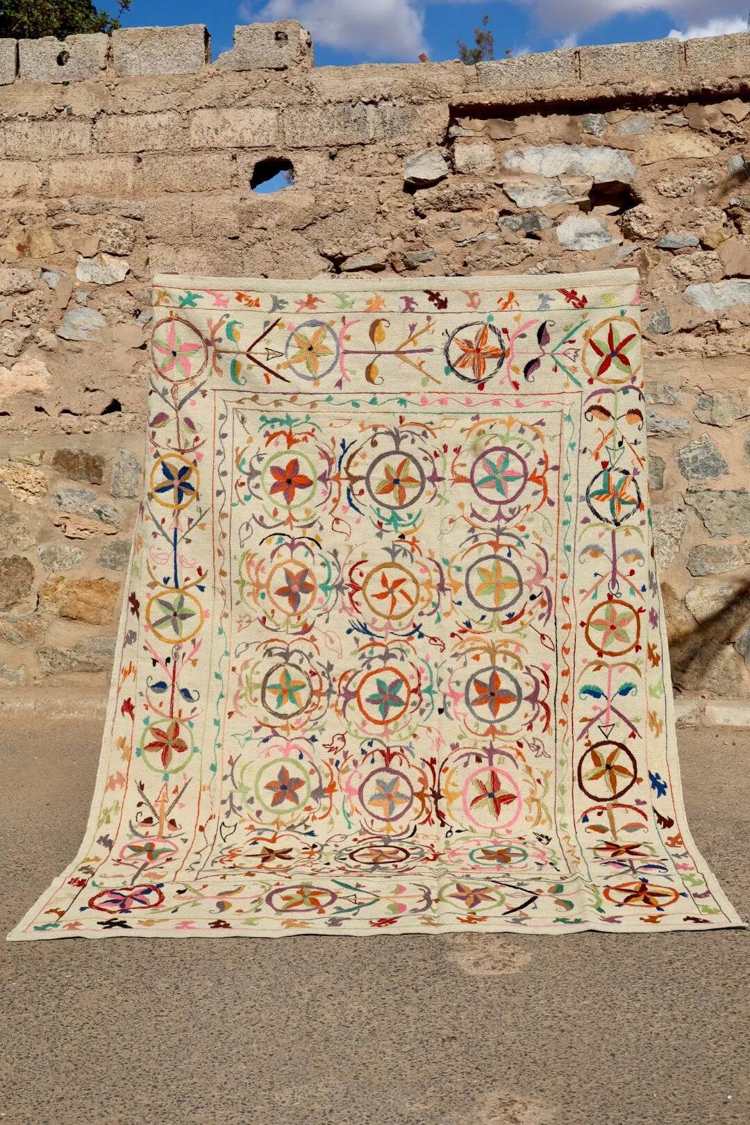 Multicoloured embroidered suzani motif kilim rug – 240x170 cm
