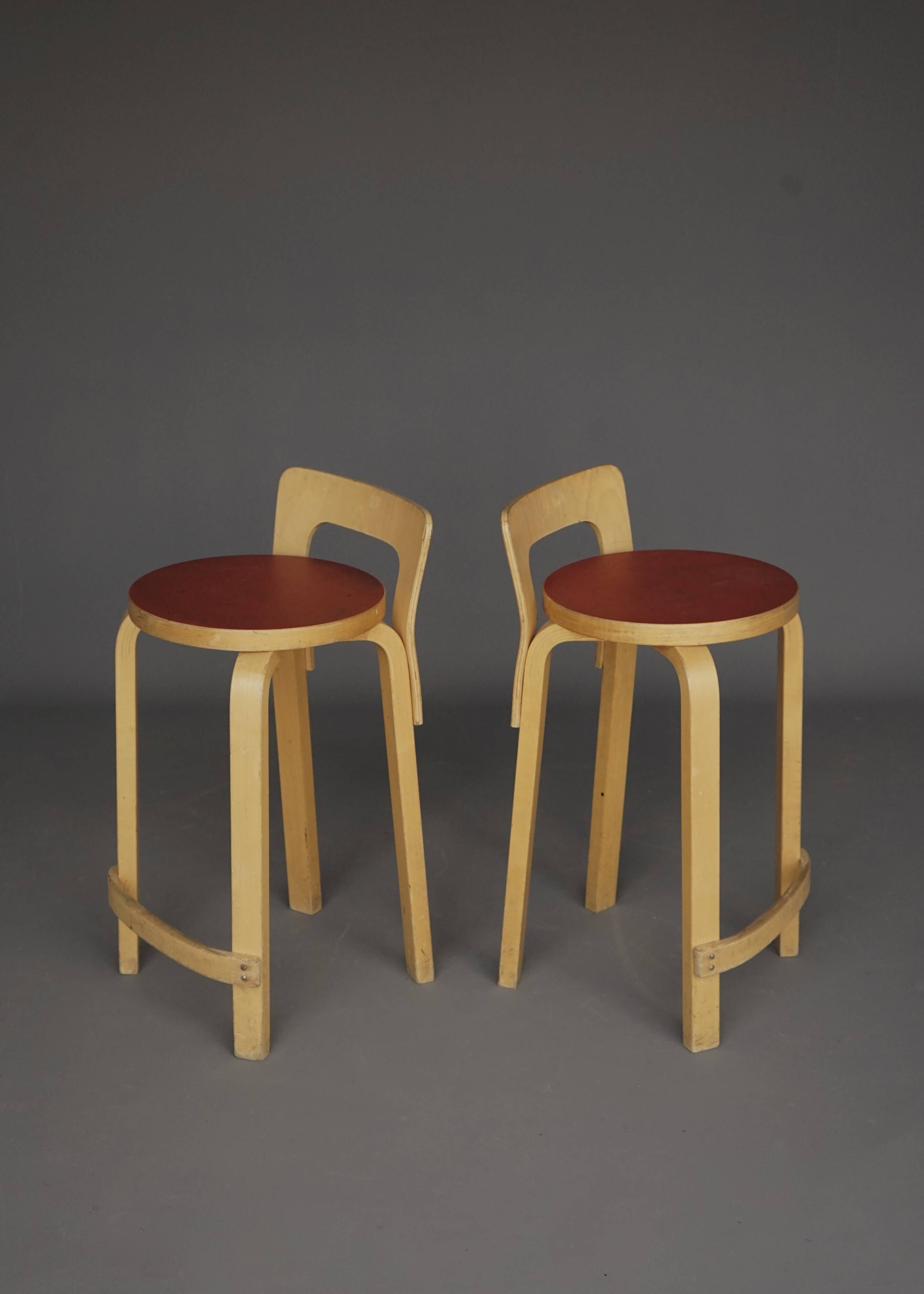 Tabourets de bar Alvar Aalto modèle K65 pour Artek, années 1950. Lot de 2.