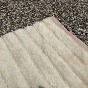 Tapis Mrirt marocain écru et beige 350x250 cm – design minimaliste texturé