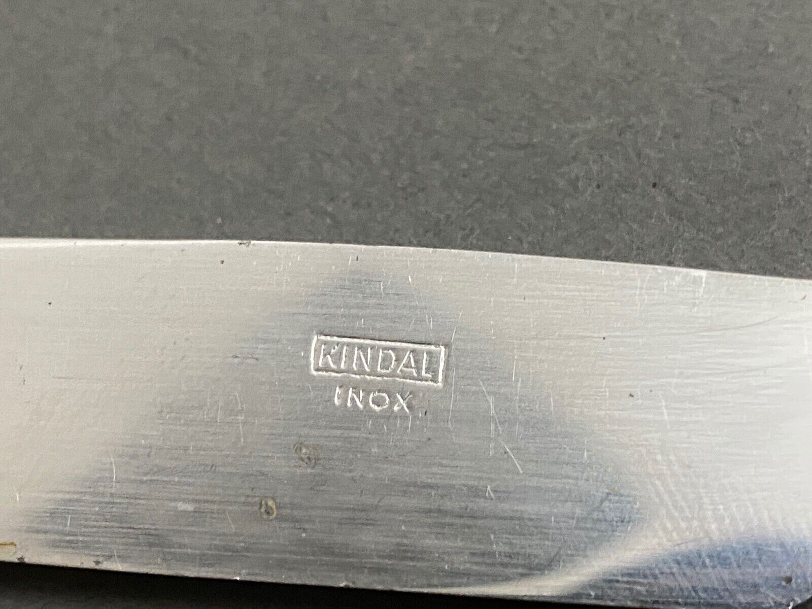 Suite de 23 couteaux kindal manche ebene ou bakelite XXe