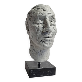 Tête sculptée en argile sur socle en marbre, 32 cm