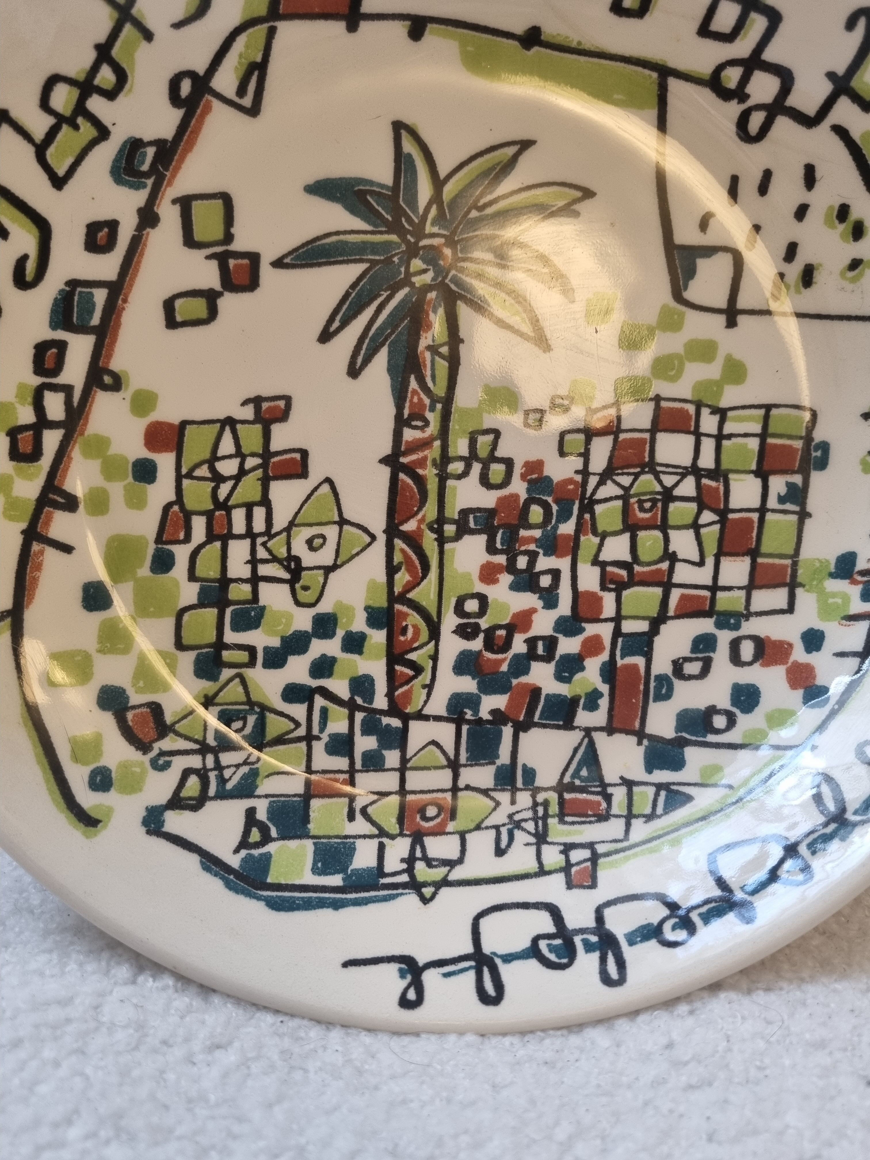 Hollow round dish impressionist décor by Javier Mariscal