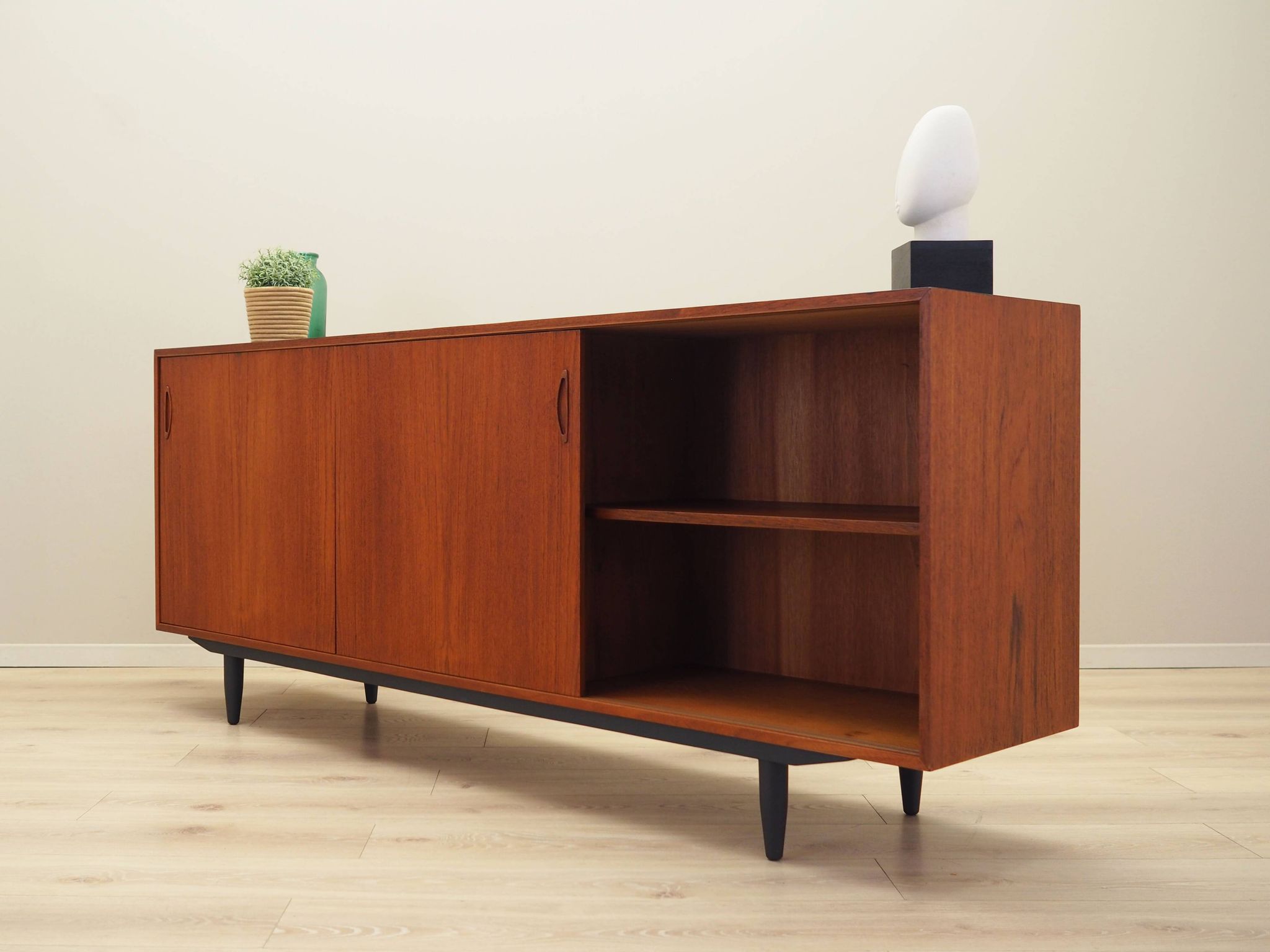 Buffet en teck, design danois, années 1970, production : Danemark