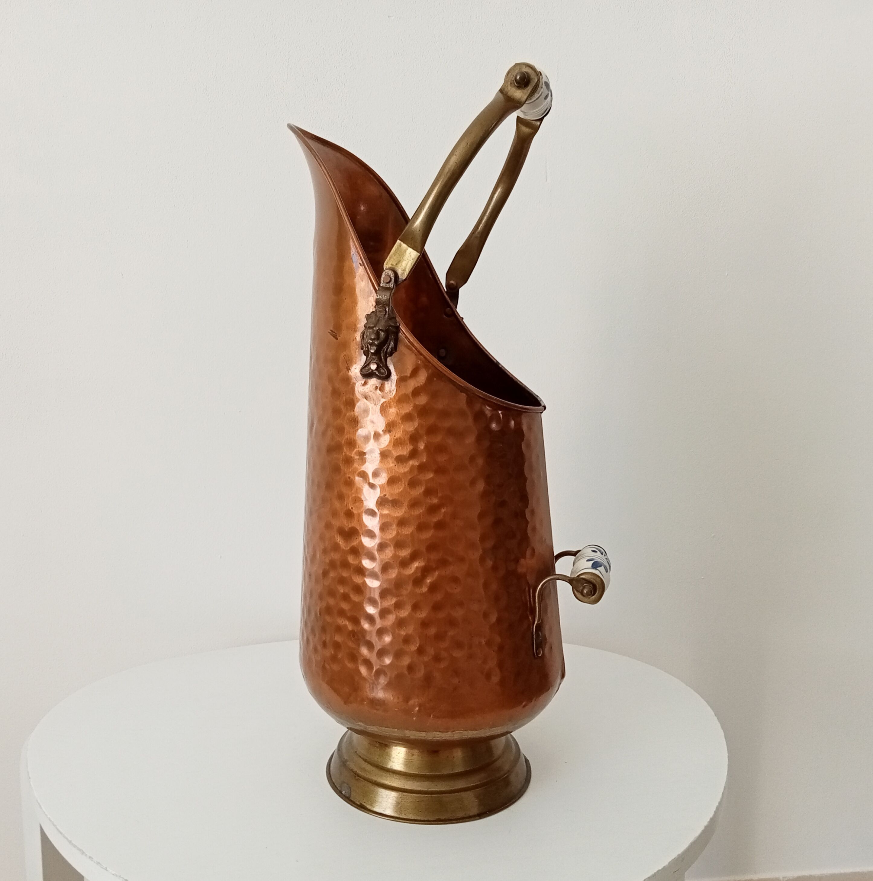 Seau à charbon en cuivre martelé, laiton et porcelaine
