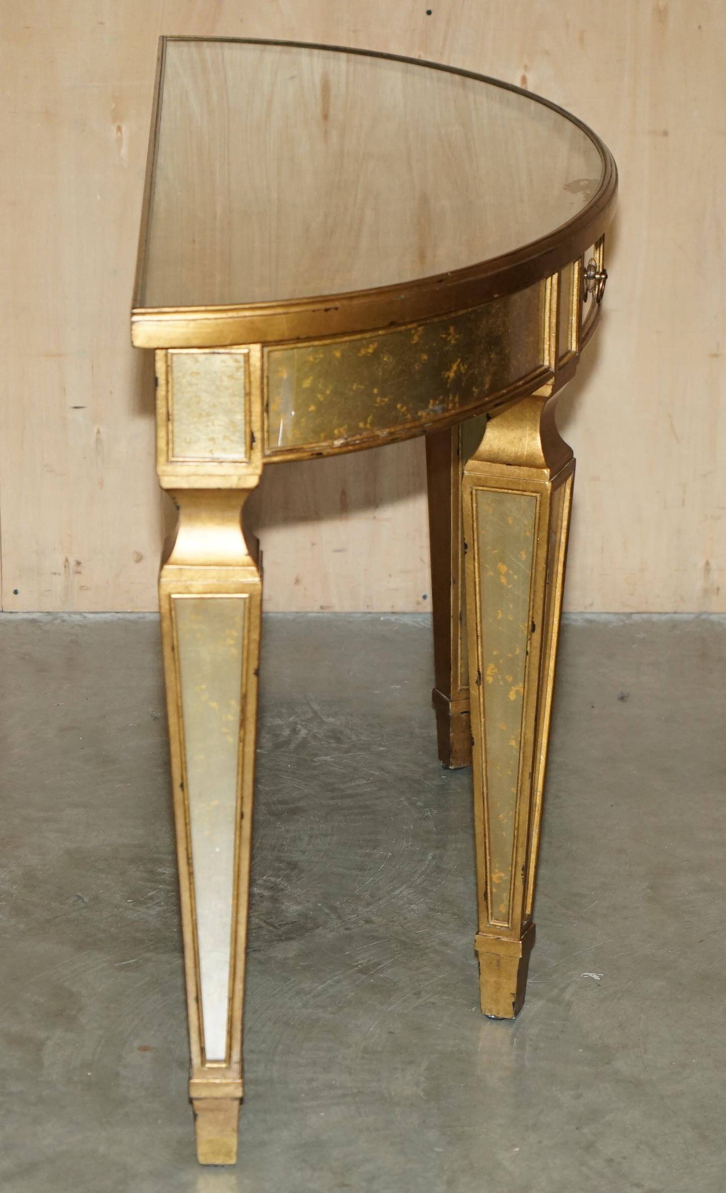 Console demi-lune Eglomise Theodore Alexander finition dorée