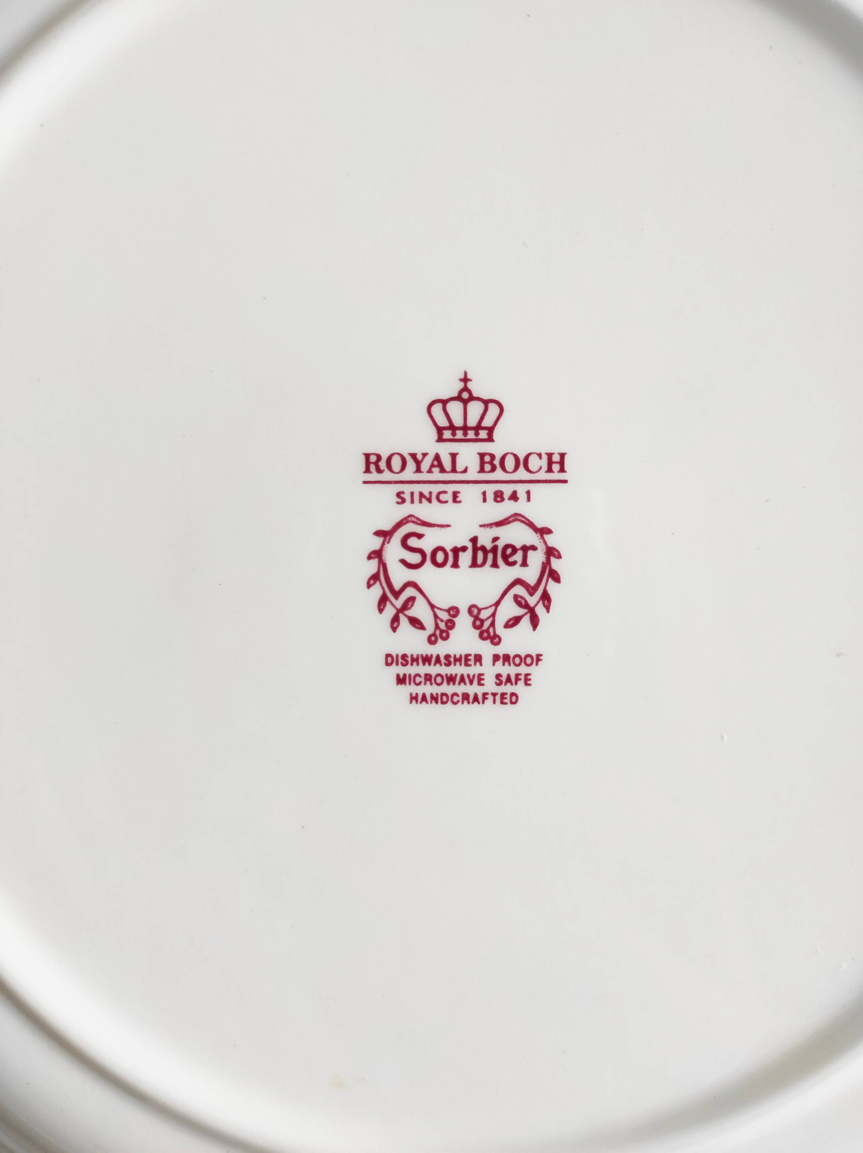 Plat en faïence Royal Boch modèle Sorbier, 27 cm de diamètre