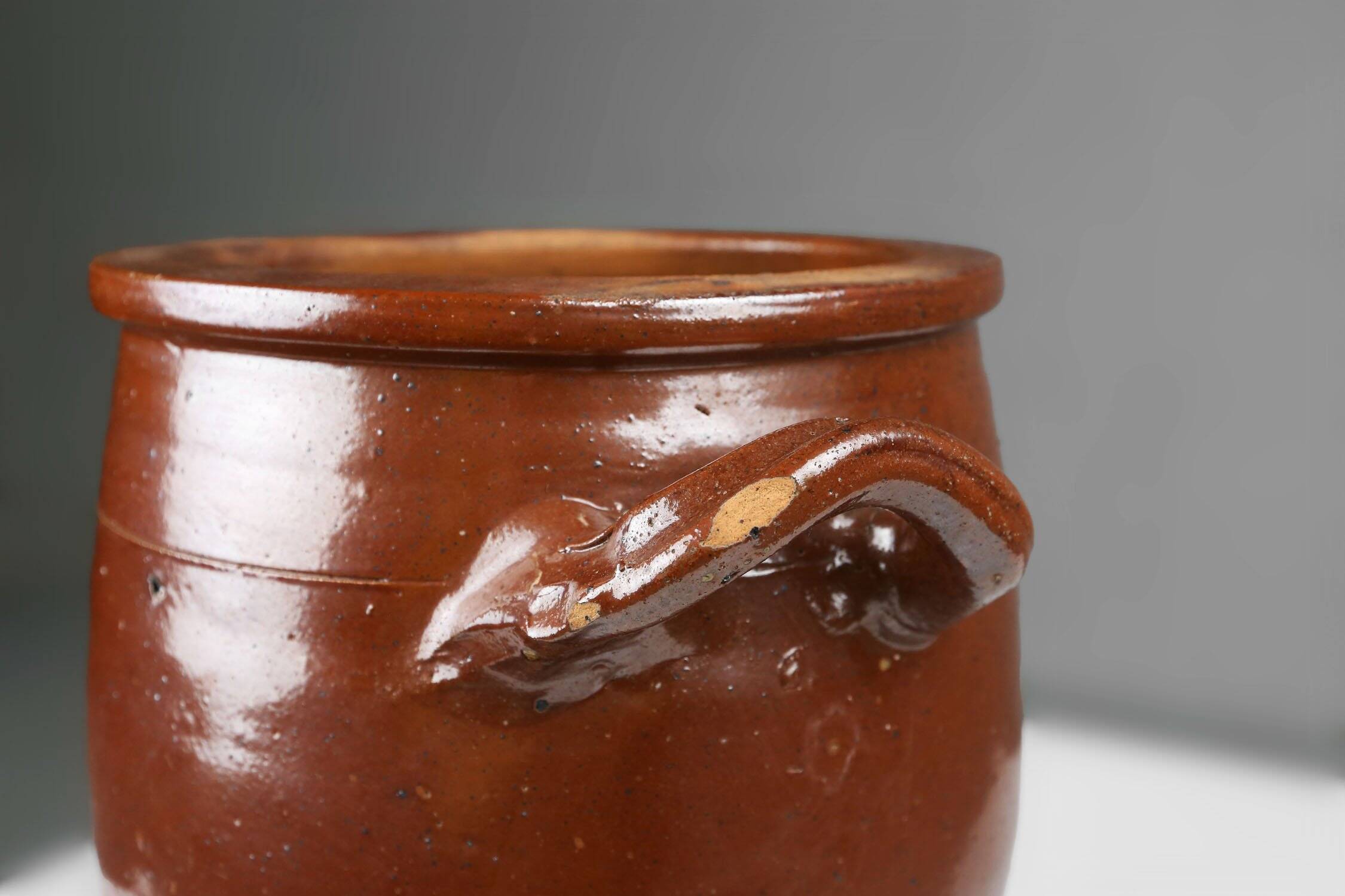 Grand pot en céramique brune émaillée, Belgique, années 1800.