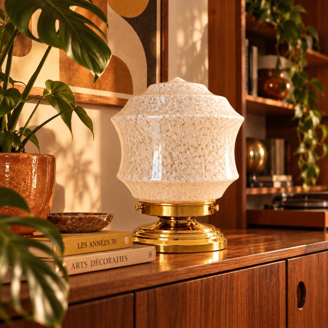 Zoé — Table lamp in speckled white Clichy glass and gold brass.
