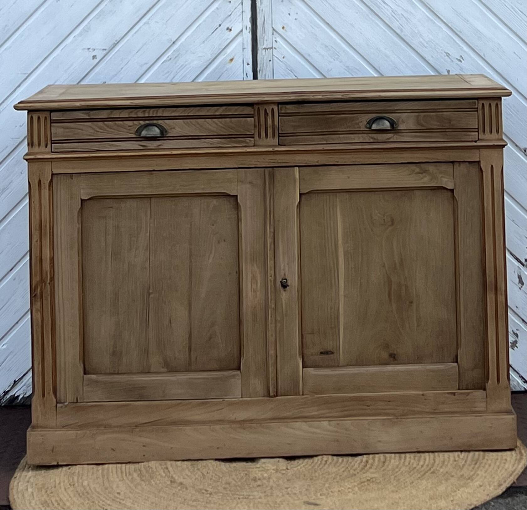 Old solid oak buffet with 2 drawers, chic country style.