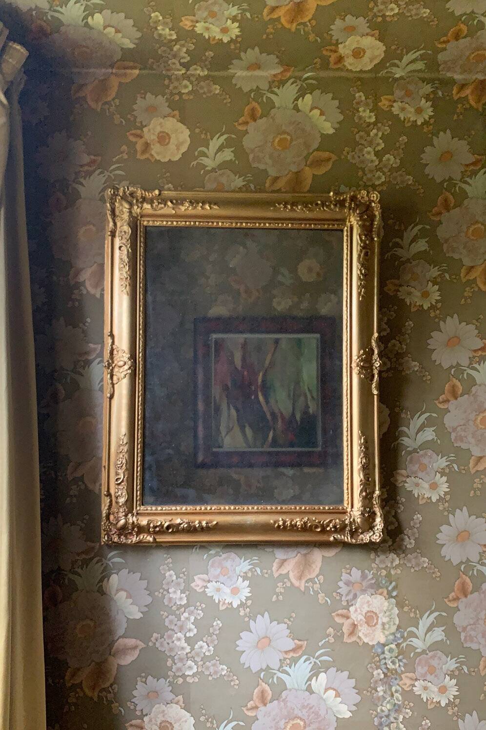 Miroir ancien en bois sculpté doré à décor de fleurs